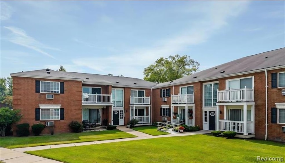 2420 Parmenter Blvd unit 110, Royal Oak, MI 48073 - photo 1