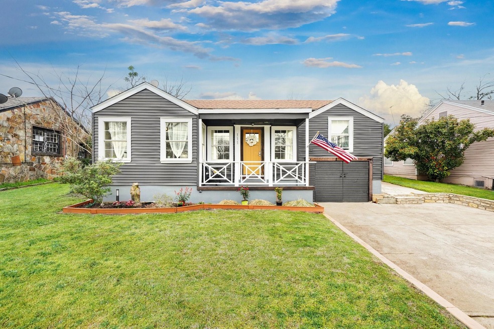 111 N Boundary St, Weatherford, TX 76086 - photo 1