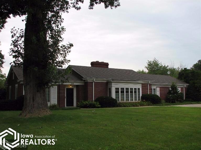 1018 S 5th Ave W, Newton, IA 50208 - photo 1