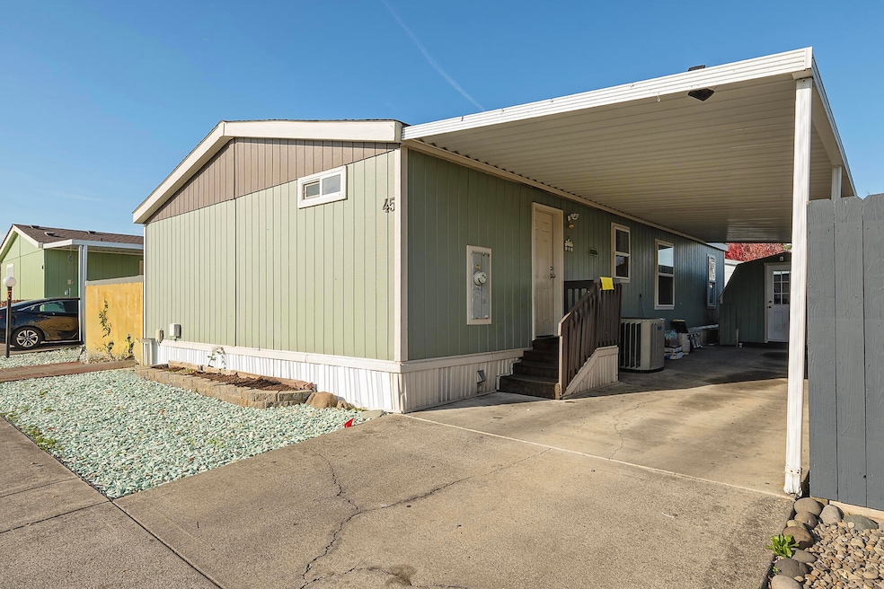 1570 S Peach St unit SPC 45, Medford, OR 97501 - photo 1