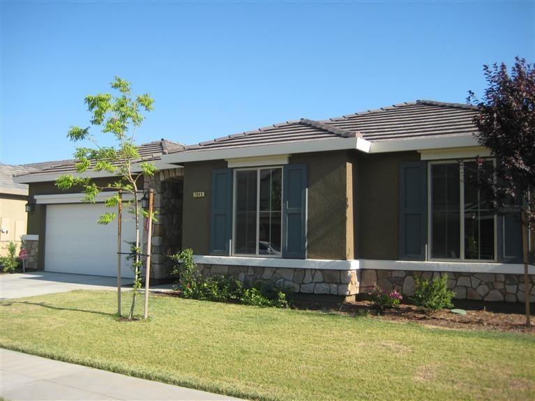7045 E Ramona Way, Fresno, CA 93727 - photo 1