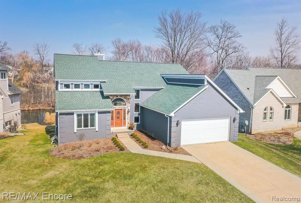 1318 Forest Bay Dr, Waterford, MI 48328 - photo 1