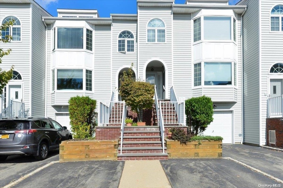 24127 Oak Park Dr unit 54B, Little Neck, NY 11362 - photo 1