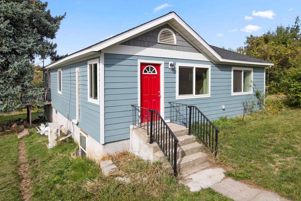 637 N Broadway St, Tekoa, WA 99033 - photo 1