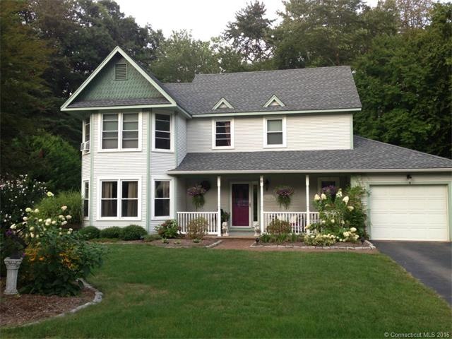Beautiful landscaped front yard and entrance.  Nic