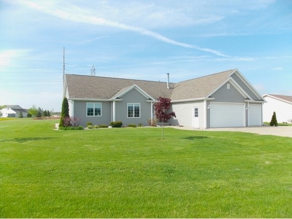 W5333 Linden Hill Dr, Appleton, WI 54915 - photo 1