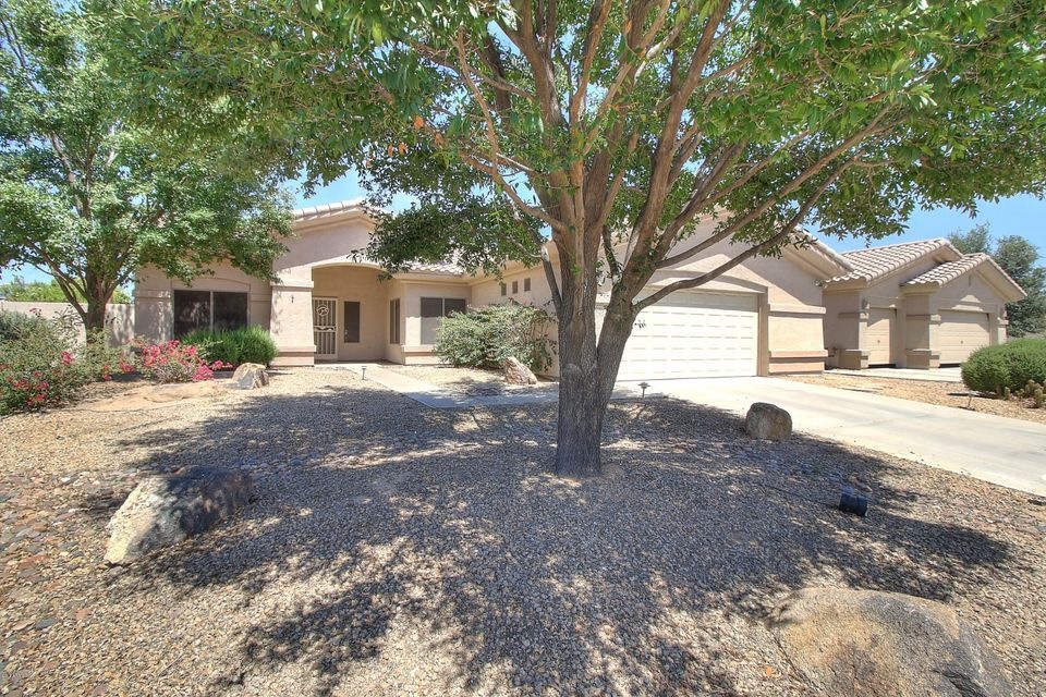 Home For Sale in Goodyear, AZ