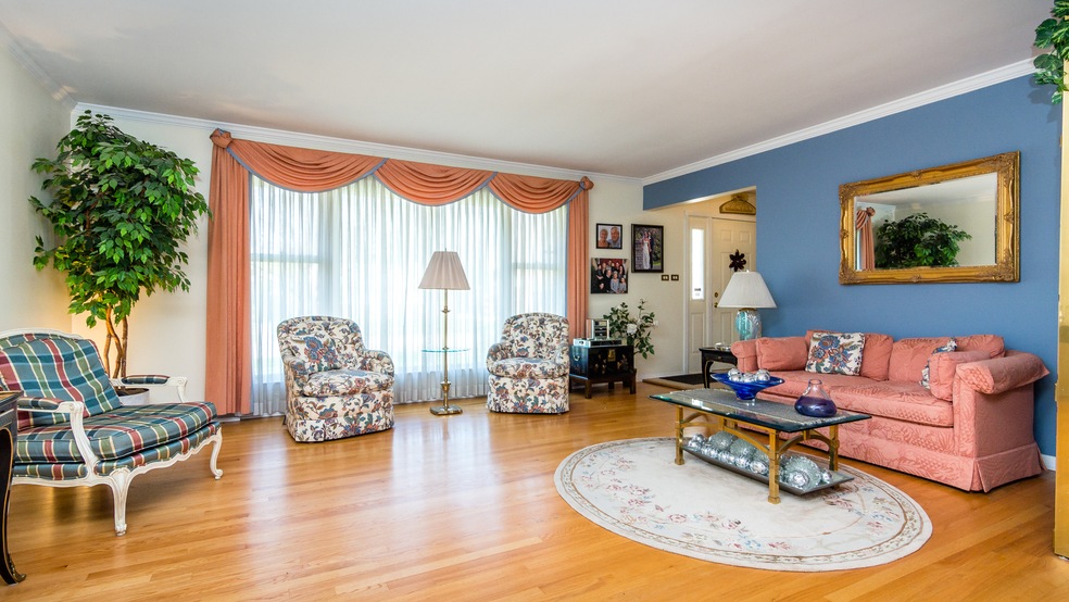 121 S Elm Tree Ln, Elmhurst, IL 60126 - photo 1