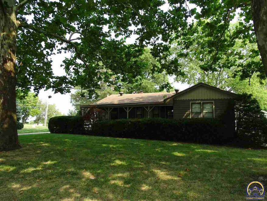 600 SW Vesper Ave, Topeka, KS 66606 - photo 1