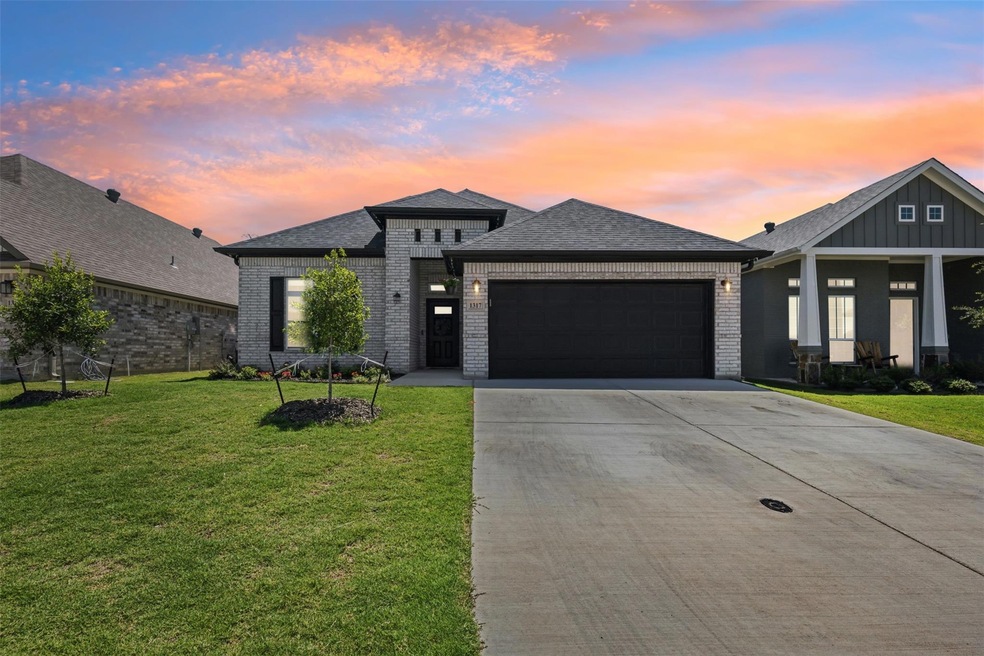 1317 Ridgeview Dr, Weatherford, TX 76086 - photo 1