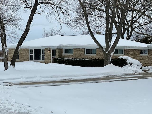 W154N8216 Valley View Dr, Menomonee Falls, WI 53051 - photo 1