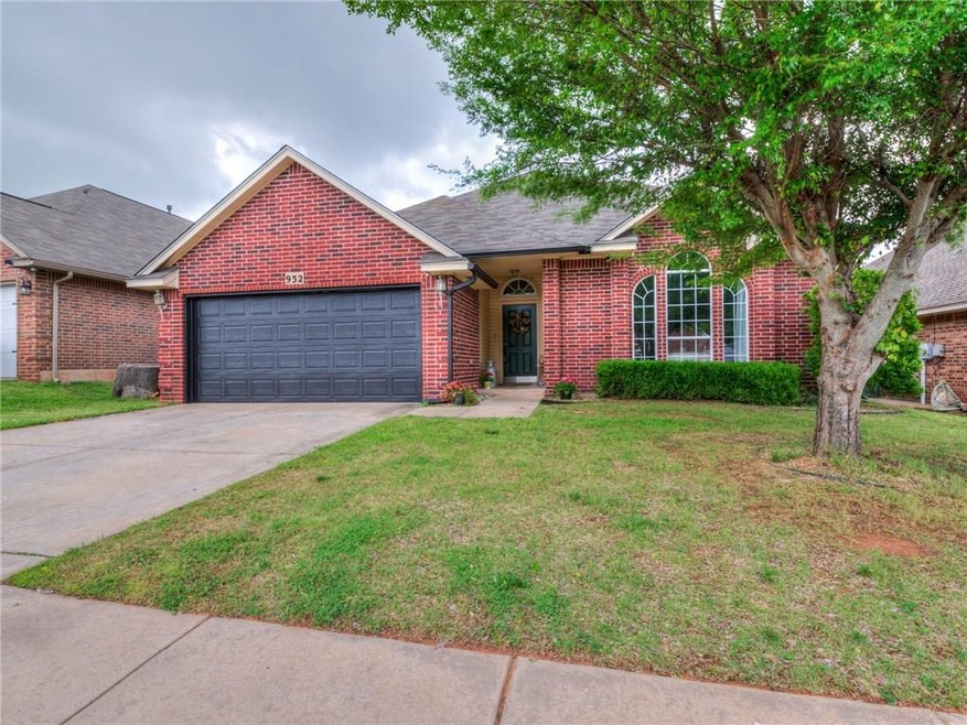 932 Oak Creek Dr, Moore, OK 73160 - photo 1
