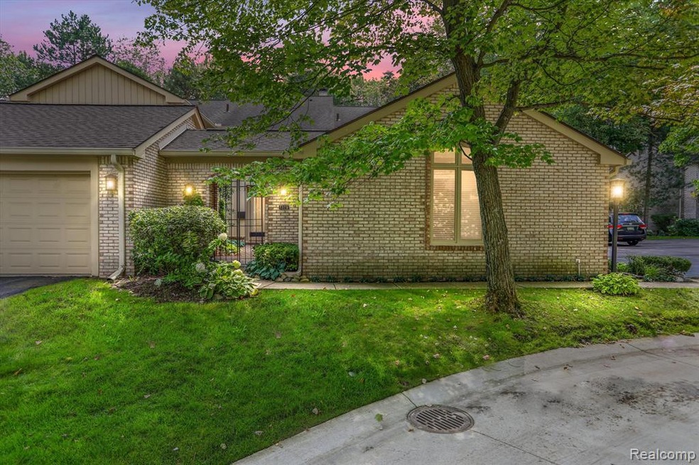 1376 Bramblebush Run unit 88, Bloomfield Hills, MI 48304 - photo 1