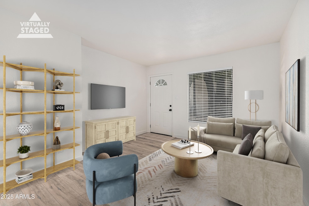 2437 E Tracy Ln unit 4, Phoenix, AZ 85032 - photo 1