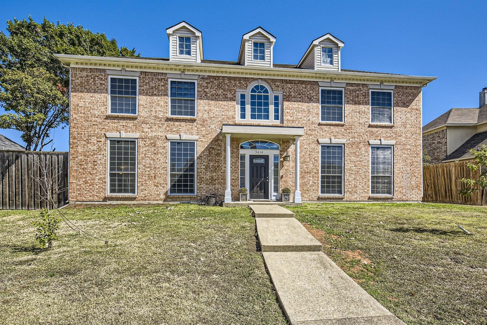 View of front of property featuring a front yard