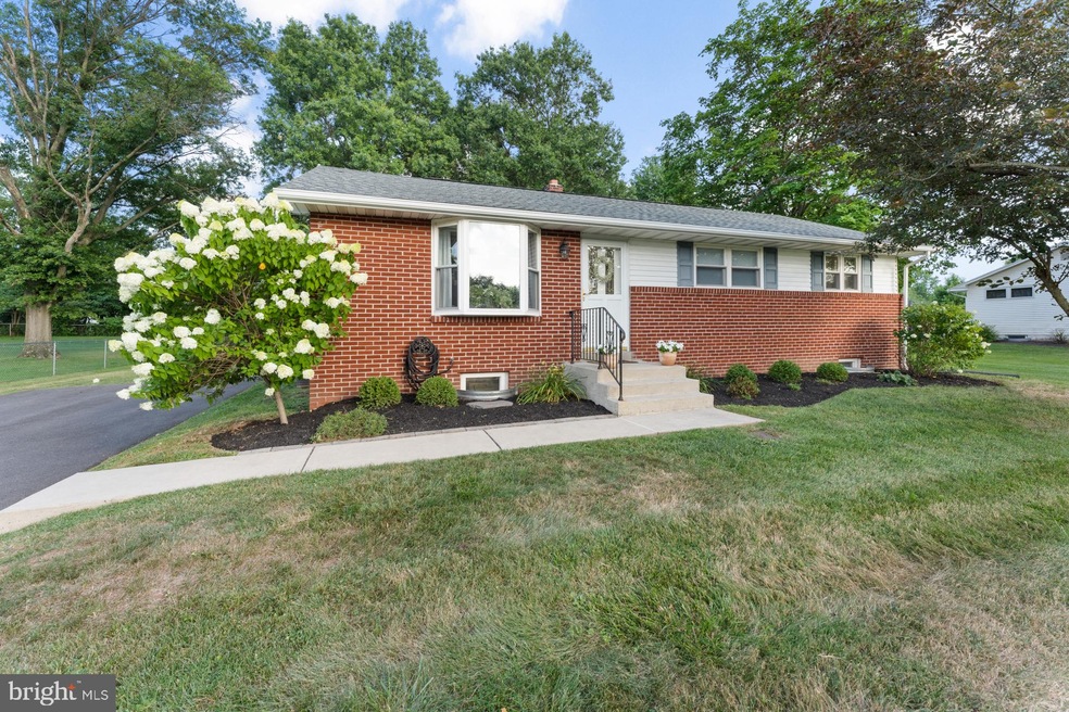 27 Roberta Ln, Royersford, PA 19468 - photo 1