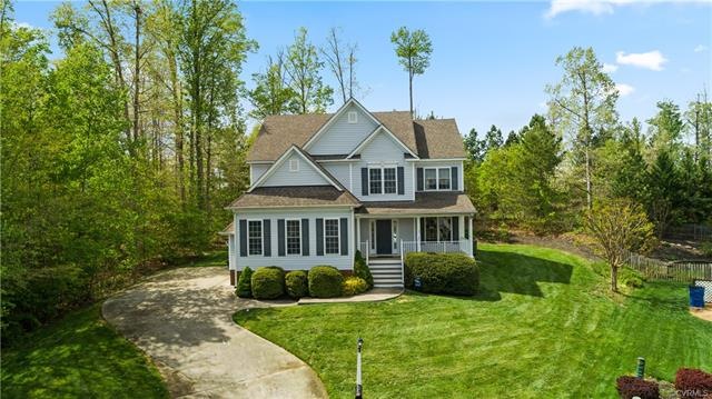 Gorgeous transitional in quiet Cul-De-Sac featurin