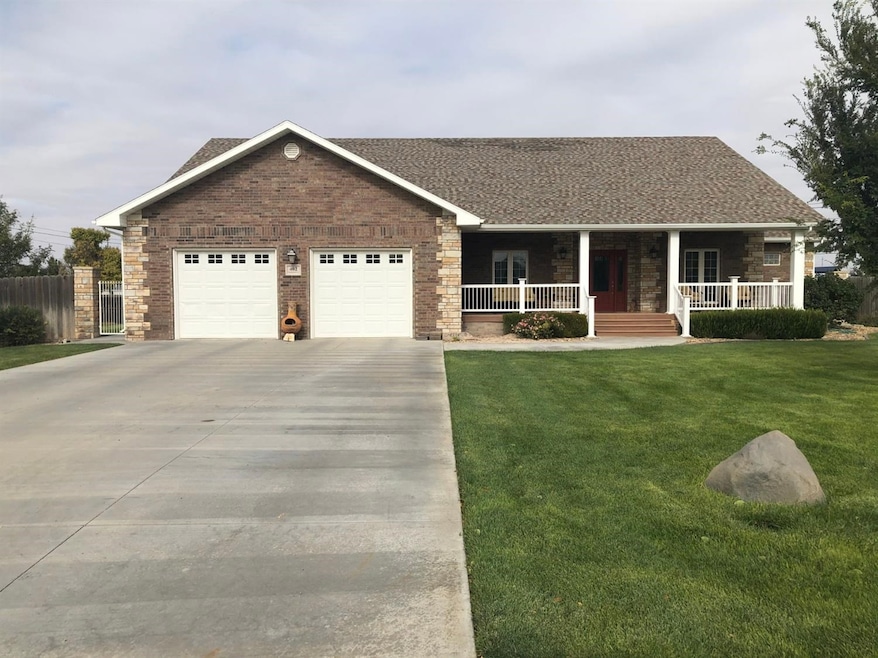 402 S Jayhawk Ave, Hugoton, KS 67951 - photo 1