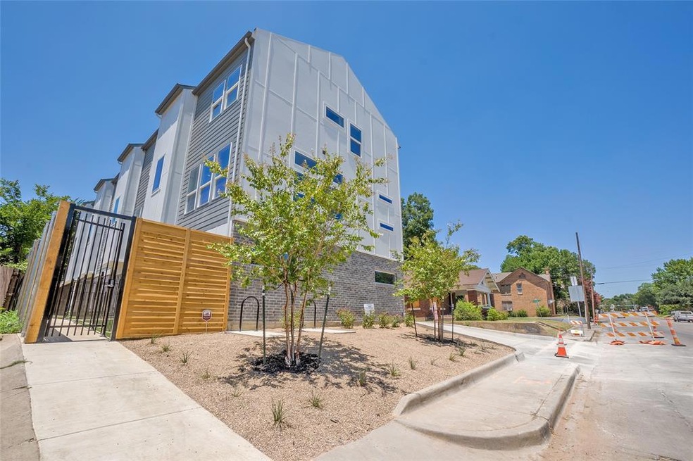 5647 Live Oak St unit 4, Dallas, TX 75206 - photo 1