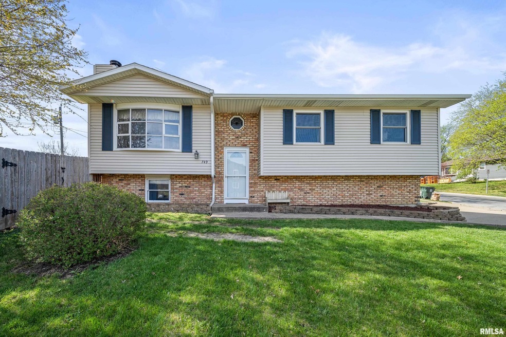 749 W 53rd St, Davenport, IA 52806 - photo 1