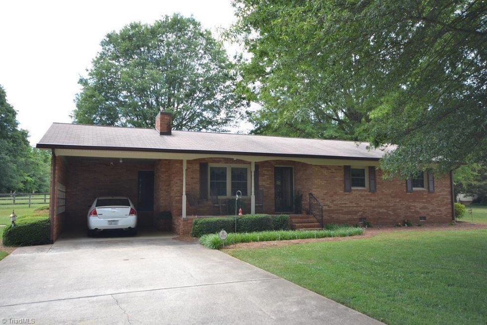 736 Foxfire Rd, Asheboro, NC 27205 - photo 1