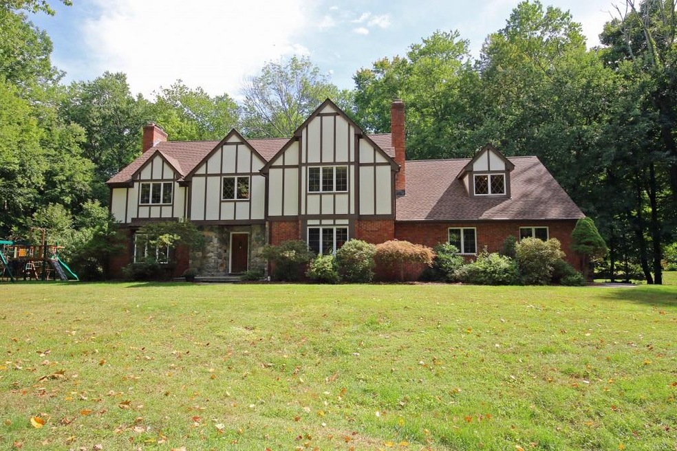 Beautifully Sited 3 Manor Road.