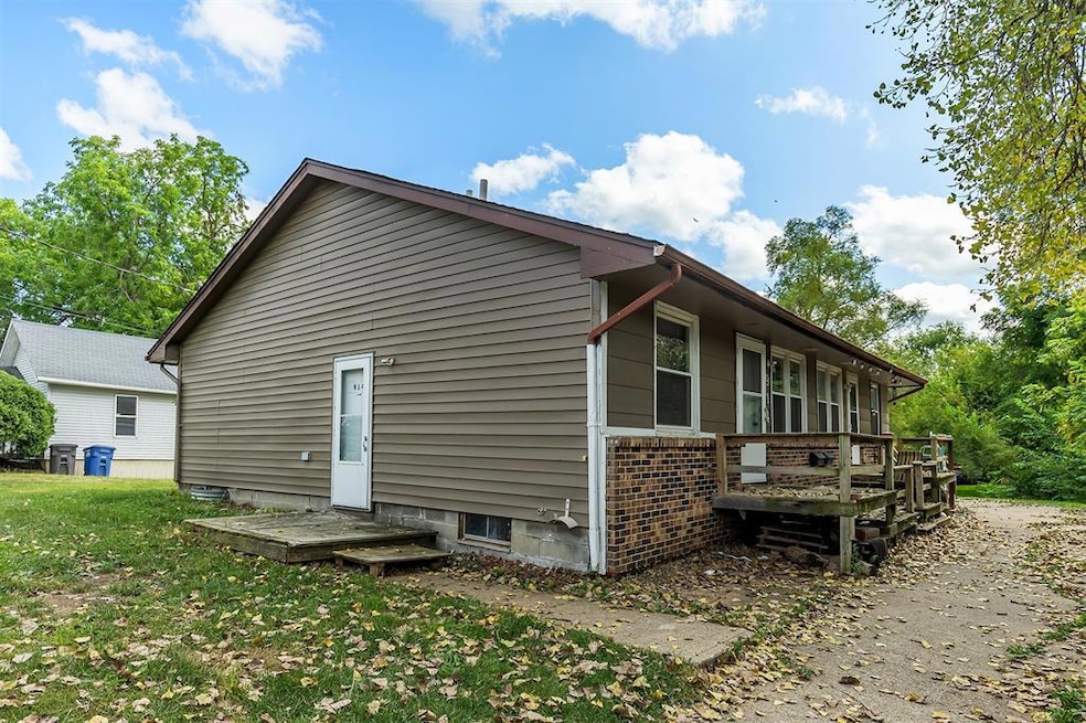 914 Lewis Ave, Des Moines, IA 50315 - photo 1