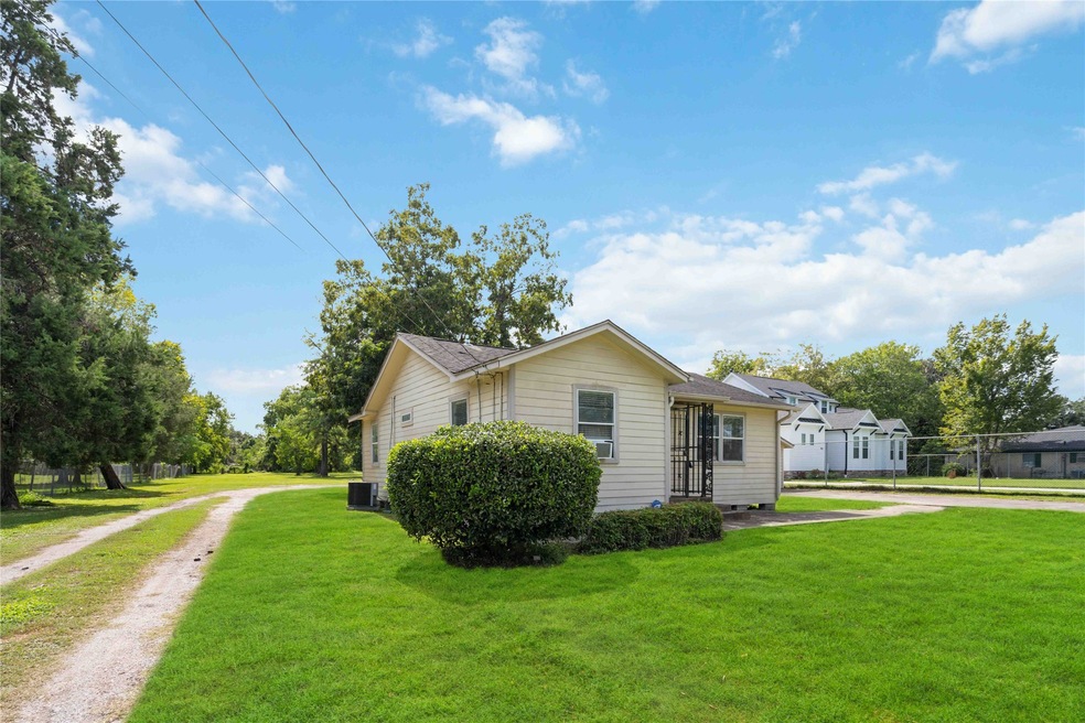 7412 Finch St, Houston, TX 77028 - photo 1