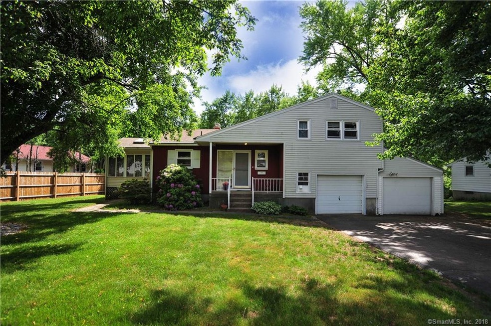 Come home to this cozy home on the end of Washingt