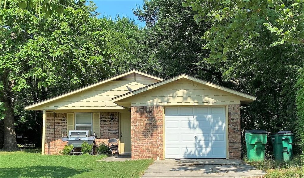 1212 S Clements St, Gainesville, TX 76240 - photo 1