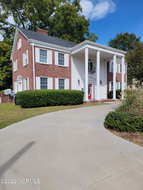 Front of home with driveway