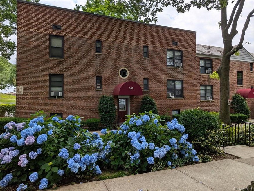 108 Richbell Rd unit B4, Mamaroneck, NY 10543 - photo 1