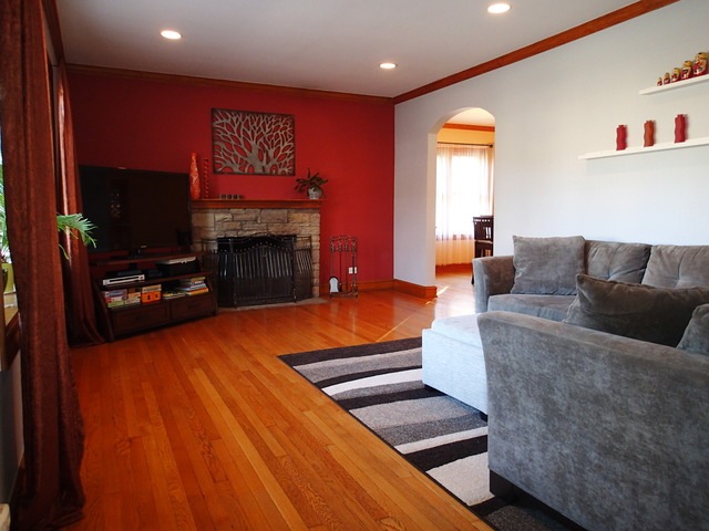 1585 Whitcomb Ave, Des Plaines, IL 60018 - photo 1