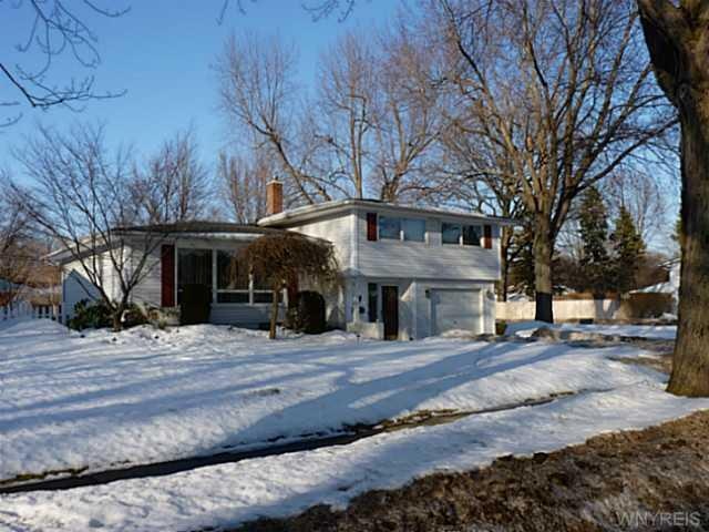752 Deerfield Dr, North Tonawanda, NY 14120 - photo 1