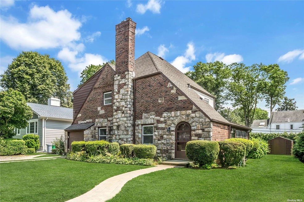 46 Claydon Rd, Garden City, NY 11530