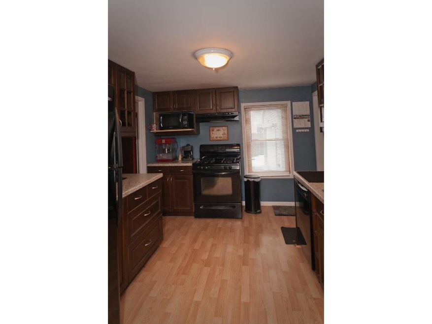 Beautiful kitchen that flows into the living room 