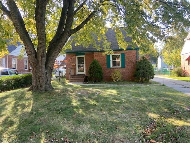 View of front of property featuring a front yard