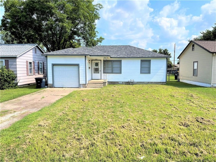 310 W 36th St, Shawnee, OK 74804 - photo 1