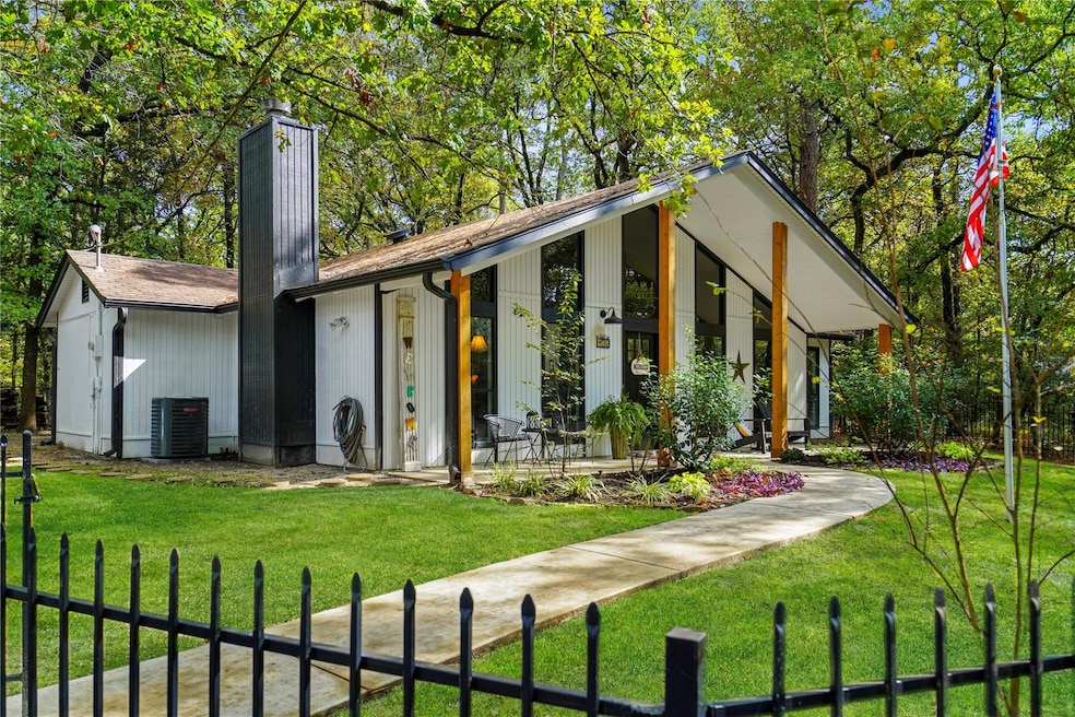 View of front of property featuring a front yard w