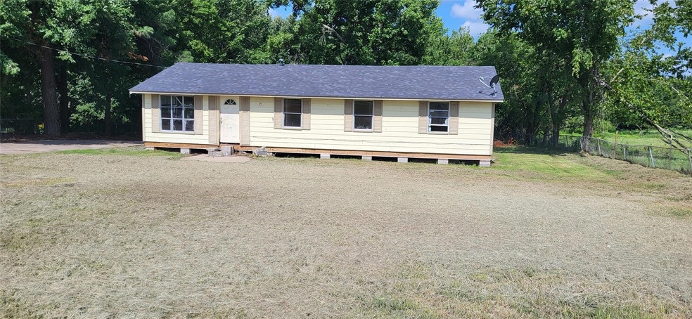 View of front of house featuring a front yard