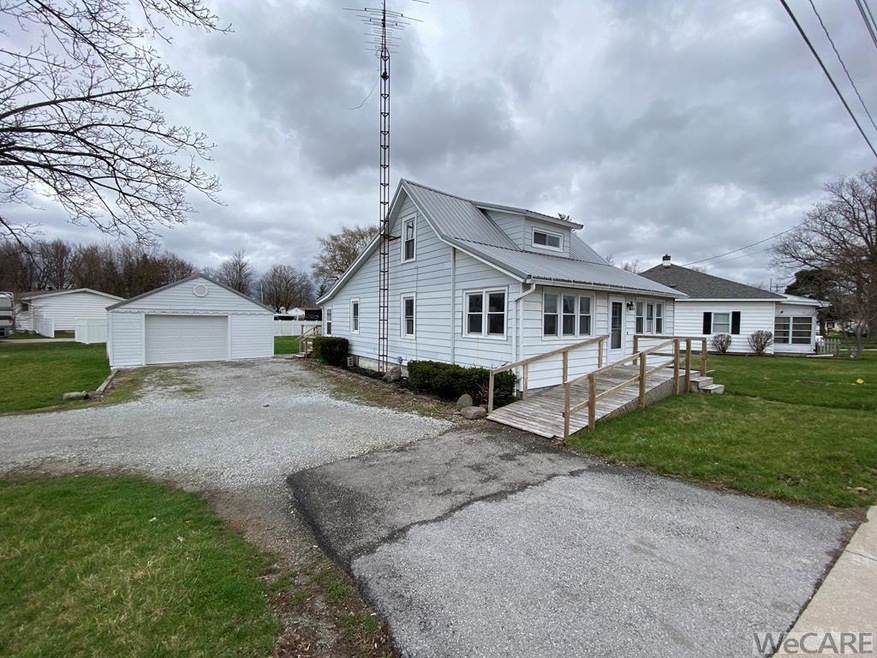 1009 Bellefontaine St, Wapakoneta, OH 45895 - photo 1