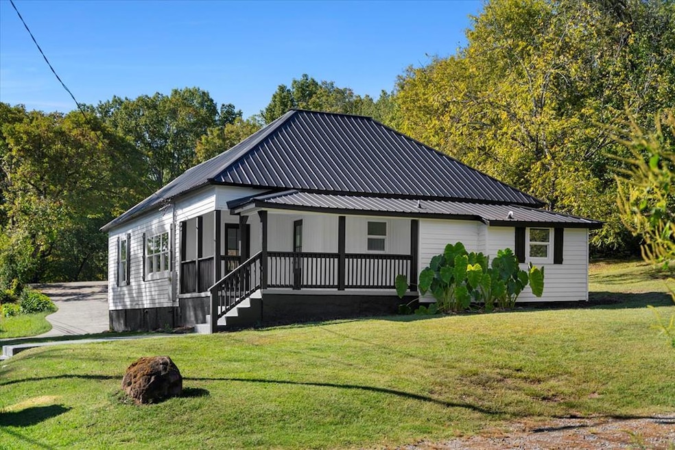 304 W Park St, Dalton, GA 30720 - photo 1