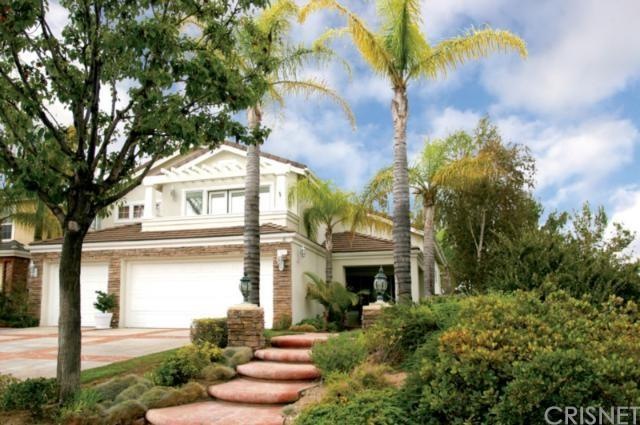 Beautiful Northbridge Point Home. Professionally landscaped and brick trimmed drive and walkway. Stone accent on exterior walls. Located on a sweeping corner lot.