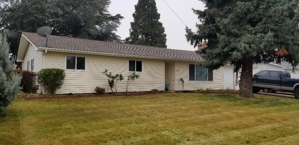 2372 E McAndrews Rd, Medford, OR 97504 - photo 1