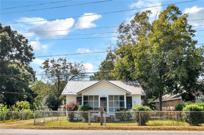 Precious farmhouse cottage on nearly 1/2 acre migh