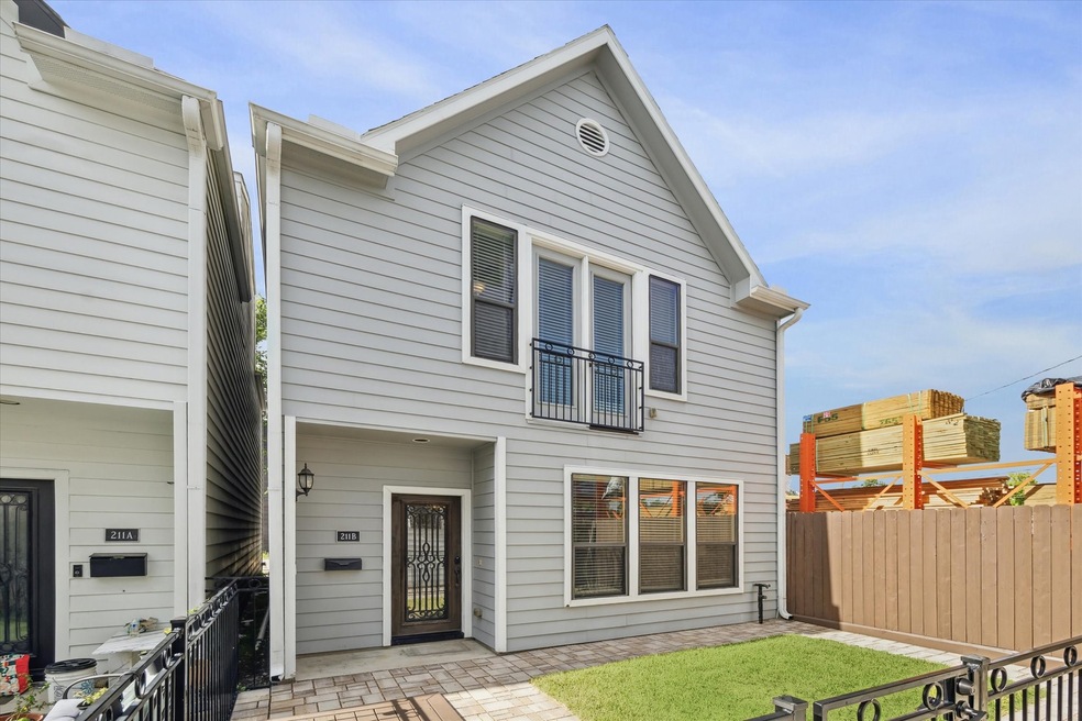 Welcome to 211 W 25th, Unit B!
