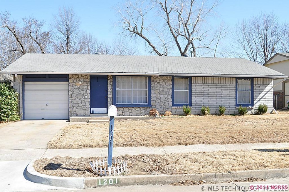 1201 S Maple Pl