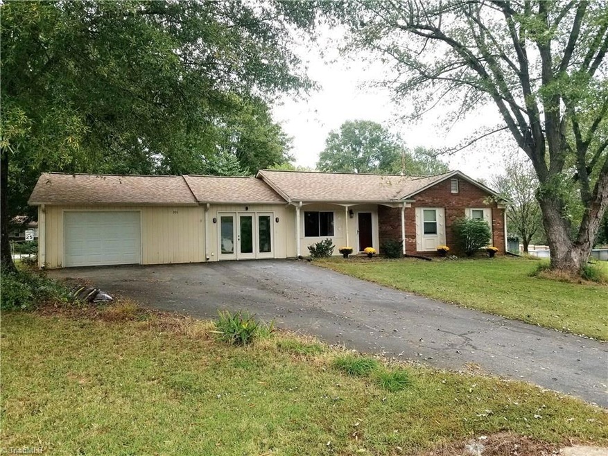 301 Ridgecrest Dr, King, NC 27021 - photo 1