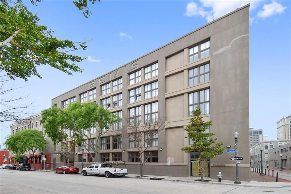 LIVE IN THE HEART OF THE WAREHOUSE DISTRICT IN THI