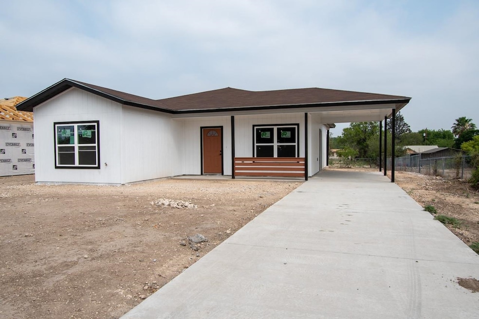 1105 W Martin St, Del Rio, TX 78840 - photo 1